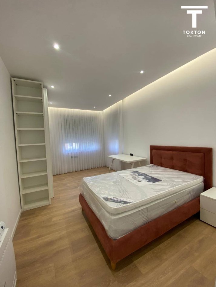 Tirane, jepet me qera Vile 4+1+Ballkon Kati 3, 350 m² 3,000 € (TEG) TT 972