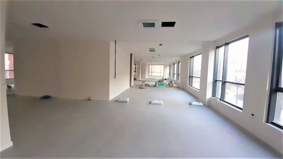 Tirane, jepet me qera zyre Kati 1, 415 m² 5.200 € (Pazari i ri)