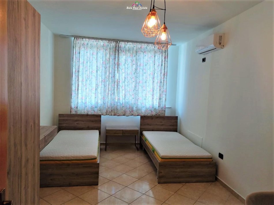 Tirane, jepet me qera apartament 3+1 Kati 8, 220 m² 1.500 € (kika 1)