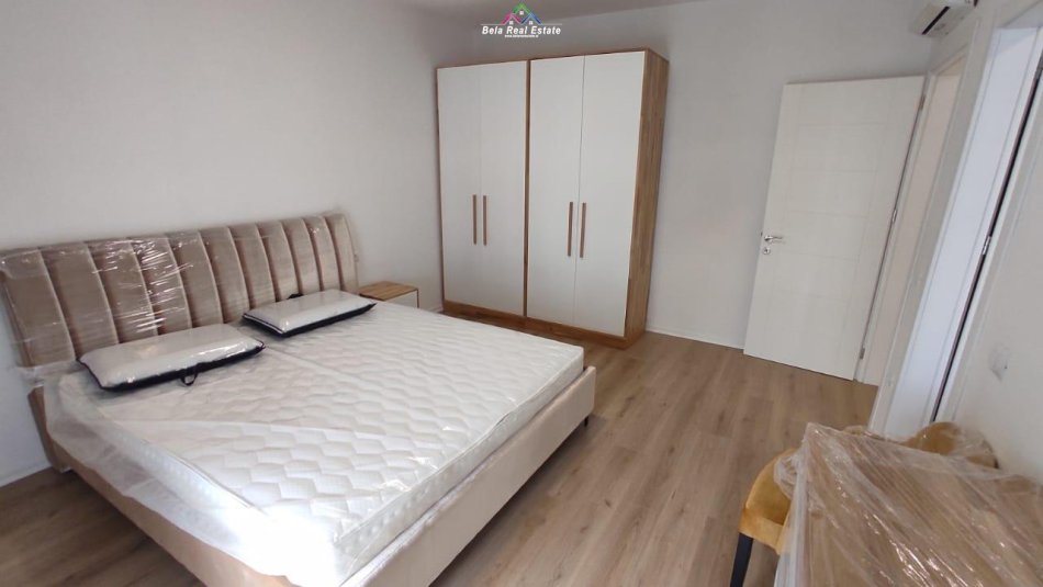 Tirane, jepet me qera apartament 3+1 Kati 6, 130 m² 1.000 € (porcelan)
