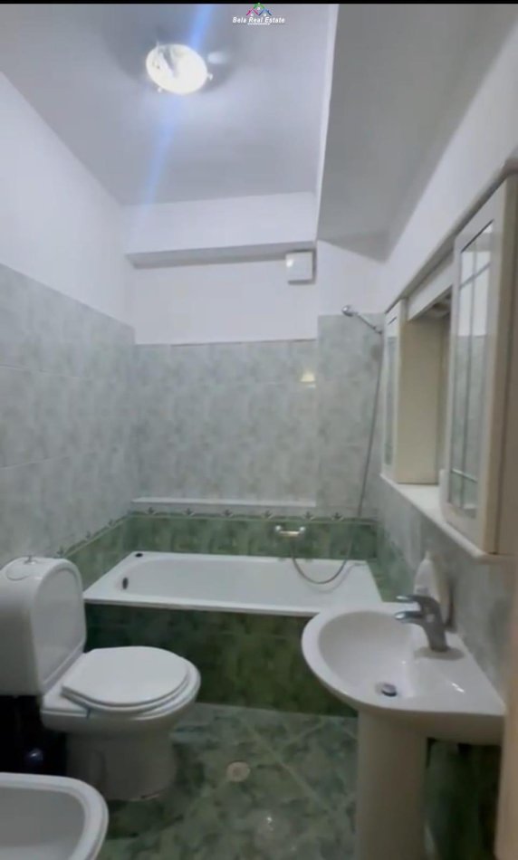 Tirane, jepet me qera apartament 1+1 Kati 3, 65 m² 540 € (Bllok)