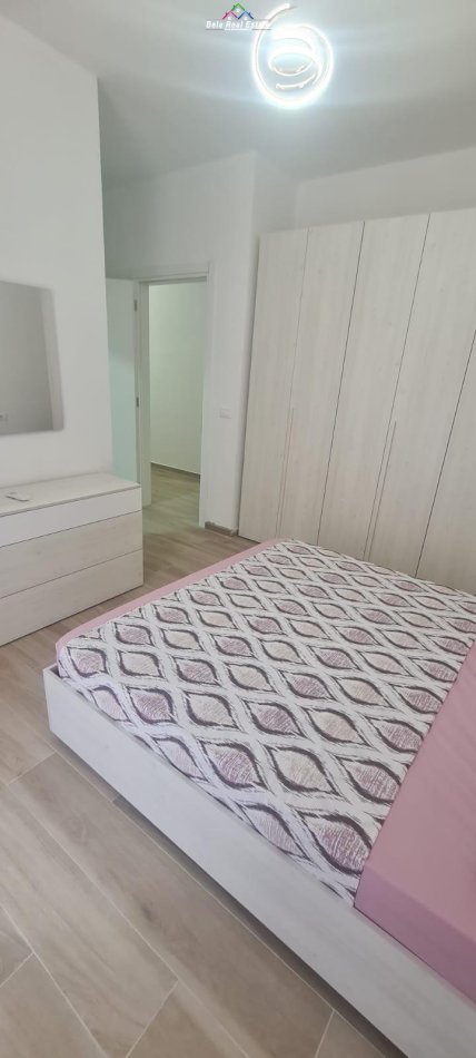 Tirane, jepet me qera apartament 2+1+Ballkon Kati 4, 102 m² 700 € (OXHAKU)