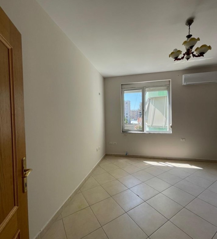 Tirane, jepet me qera apartament 2+1 Kati 3, 115 m² 800 € (Rruga e Kavajes)