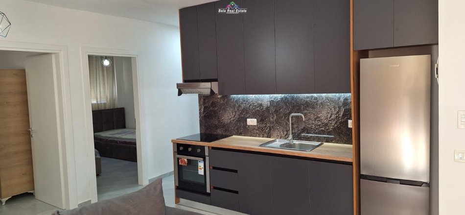 Tirane, jepet me qera apartament 2+1 Kati 1, 80 m² 390 € (fresku)