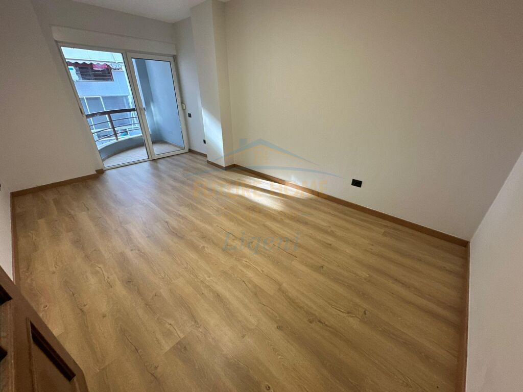 Shitet, Apartament 3+1+2, Liqeni i Thate, Tirane.  LI38197