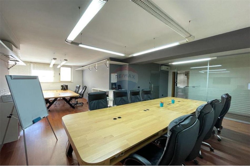 Tirane, jepet me qera zyre Kati 2, 156 m² 2,000 € (Bllok)