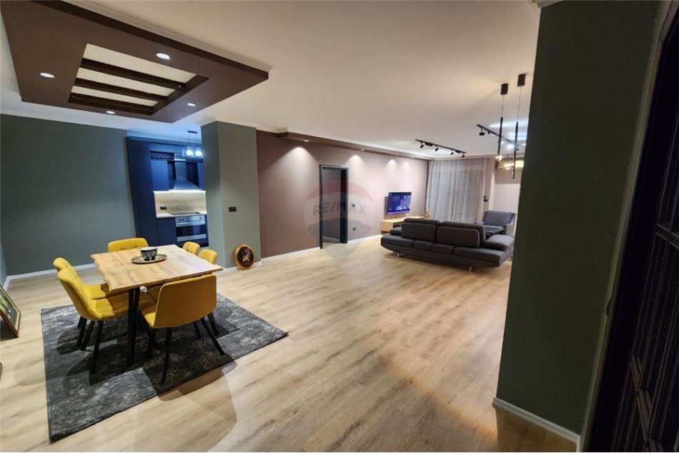 Tirane, jepet me qera apartament 3+1 Kati 4, 160 m² 1.000 € (Rruga e Kavajes - 21 Dhjetori)