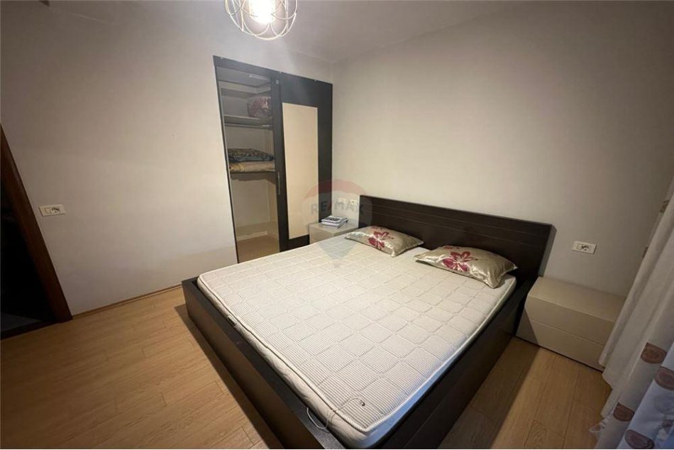 Tirane, jepet me qera apartament 2+1 Kati 6, 100 m² 700 € (Prane Karburant Kastrati - Bulevardi Bajram Curri)