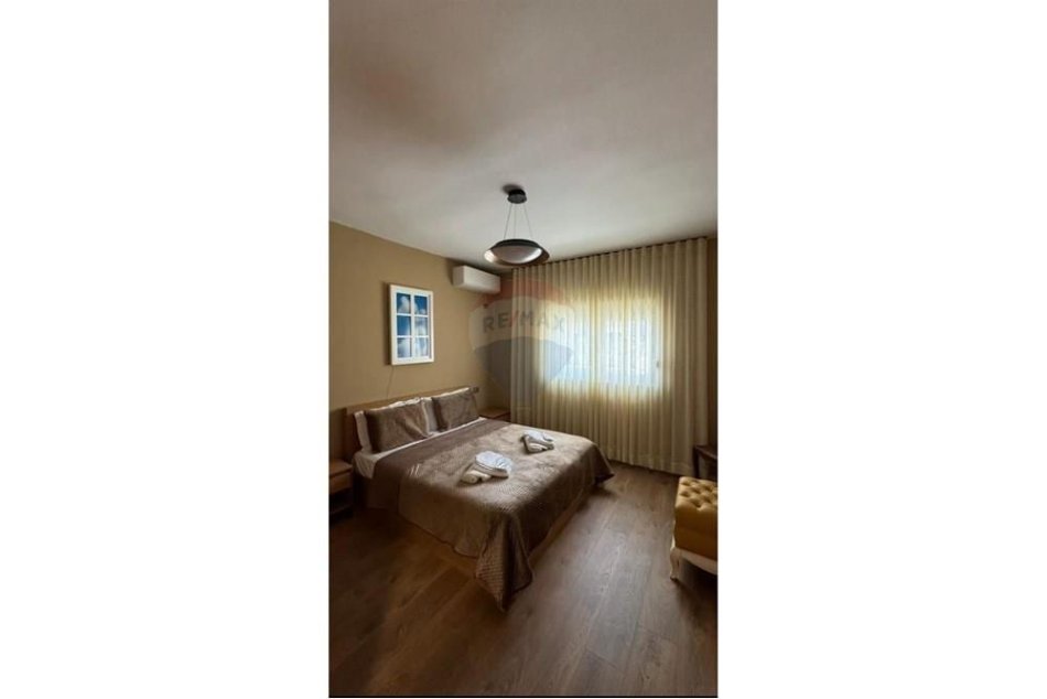 Tirane, jepet me qera apartament 2+1 , 113 m² 850 € (Komuna e Parisit - Kristal Center)