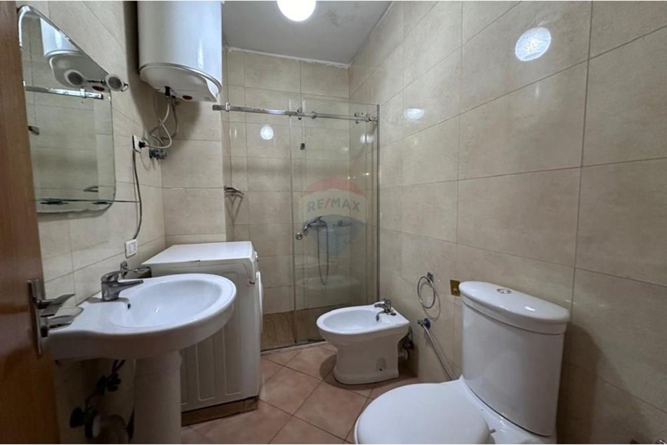 Tirane, jepet me qera apartament 1+1 Kati 3, 70 m² 420 € (Stacioni i Trenit)