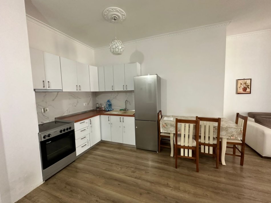 Tirane, jepet me qera apartament 2+1 Kati 4, 90 m² 800 € (kika 2, komuna e parisit)