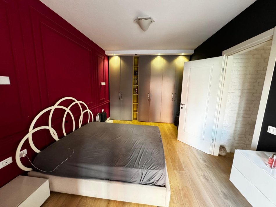 Tirane, shitet apartament 1+1+Ballkon Kati 2, 75 m² 230.000 € (Rr. Kavajes)