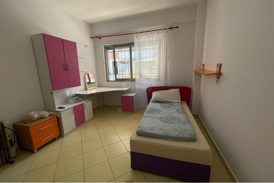 Tirane, jepet me qera apartament 2+1 Kati 1, 97 m² 400 € (Xhamia, Rruga Pinare - Kopshti Botanik)