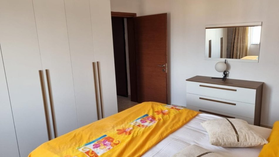 Tirane, jepet me qera apartament 1+1 Kati 5, 55 m² 400 € (Ali Demi)