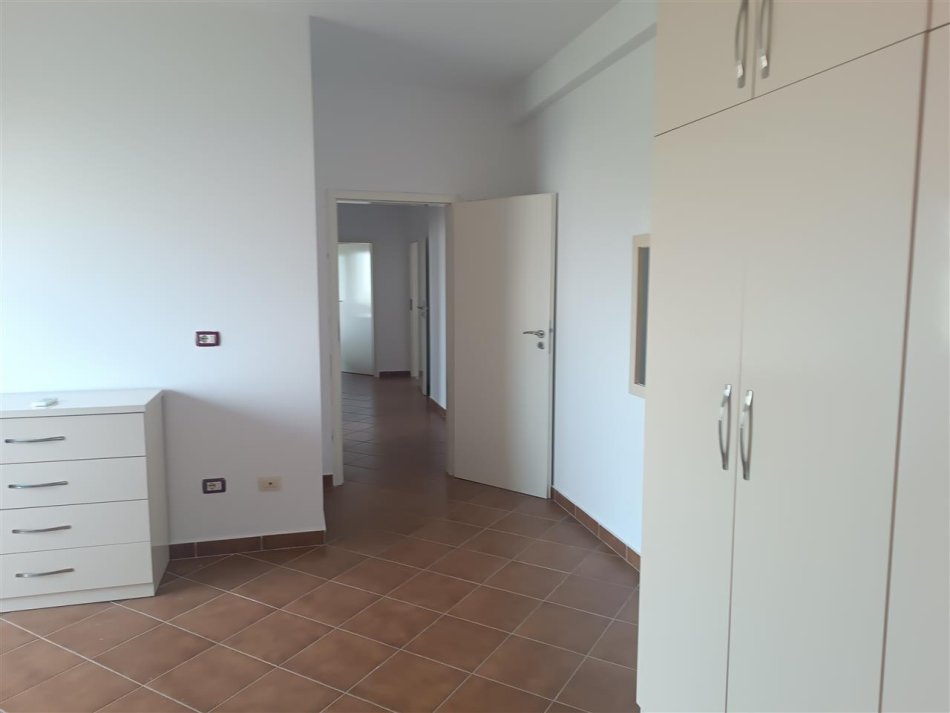 Tirane, jepet me qera apartament 3+1 Kati 5, 175 m² 500 € (Yrshek)