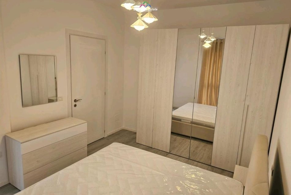 Tirane, jepet me qera apartament 1+1 Kati 3, 80 m² 600 € (rruga 5 Maji)