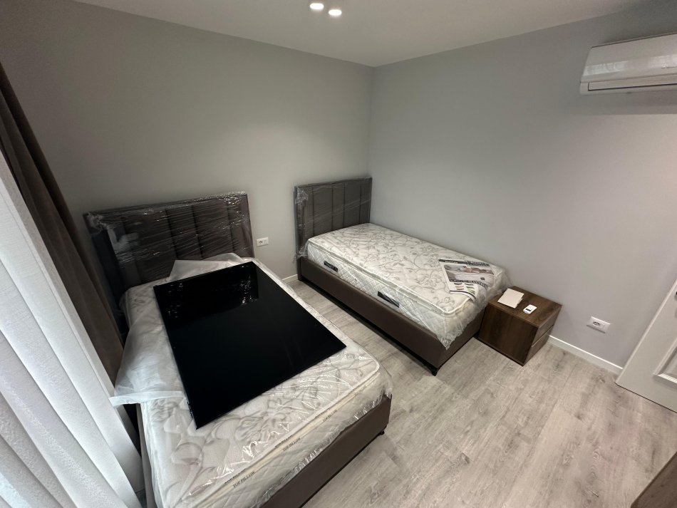 Tirane, jepet me qera Vile 3+1 Kati 3, 420 m² 3.000 € (rruga e Elbasanit)