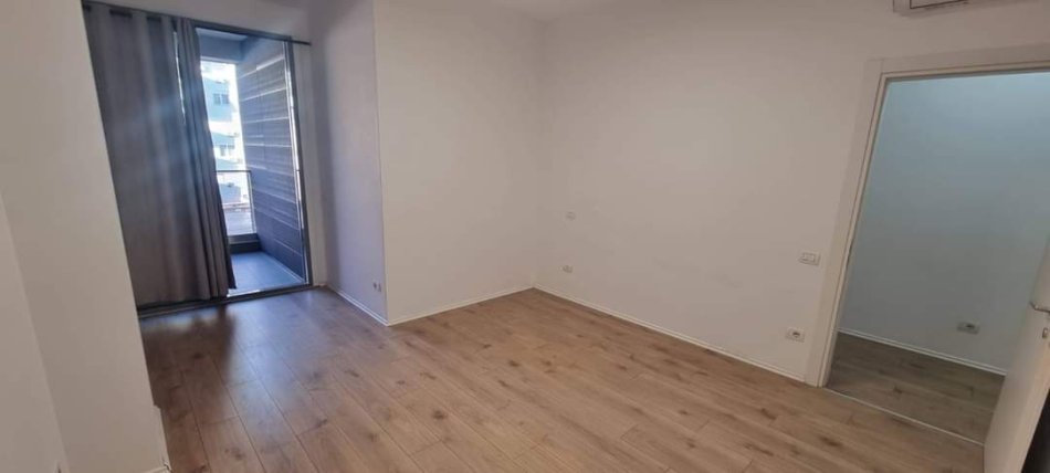 Tirane, jepet me qera zyre Kati 4, 118 m² 1.400 € (bllok)