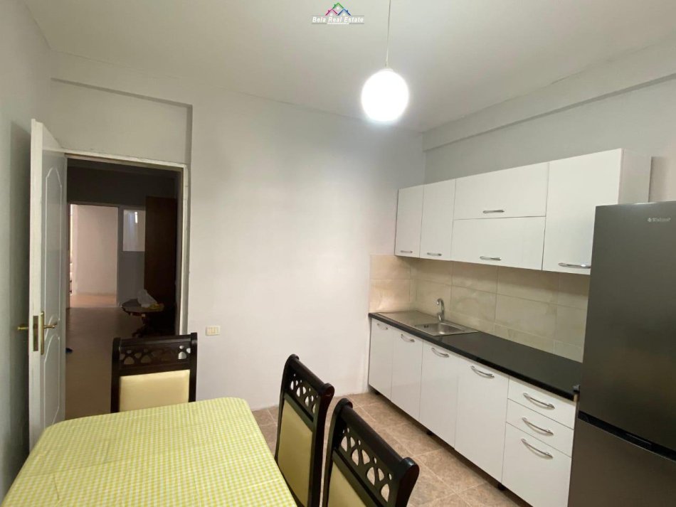 Tirane, jepet me qera Vile 2+1 Kati 1, 100 m² 500 € (shkolla e bashkuar)