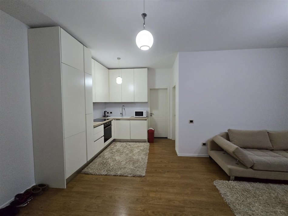 Tirane, jepet me qera apartament 1+1 Kati 3, 90 m² 650 € (liqeni i thate)