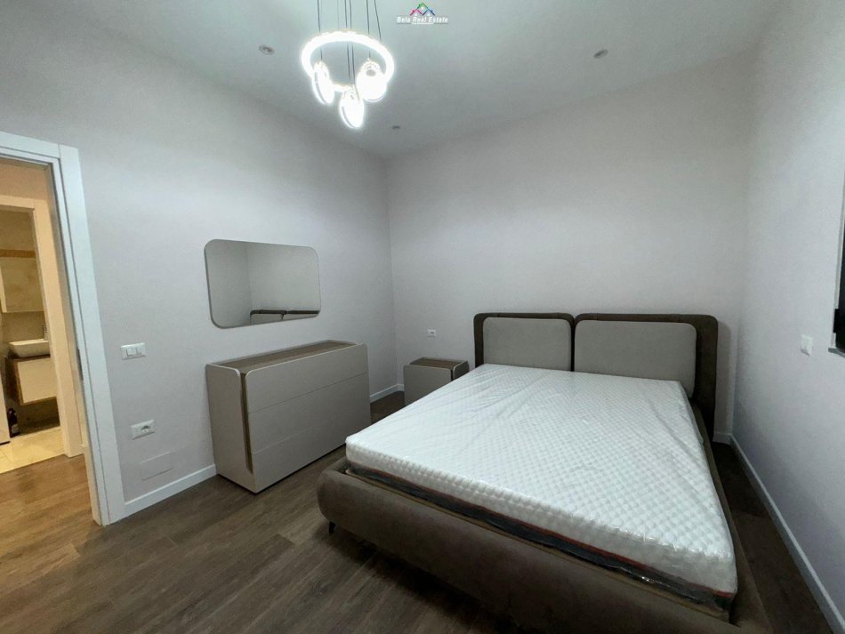 Tirane, jepet me qera apartament 1+1+Ballkon Kati 1, 85 m² 750 € (kodra e diellit)