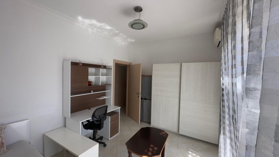 Tiraen jepet me qera apartament Kati 4, 220 m² 600 € Yrshek