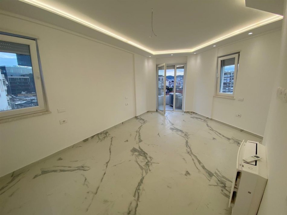 Tirane, jepet me qera zyre Kati 7, 106 m² 1.000 € (mine peza)