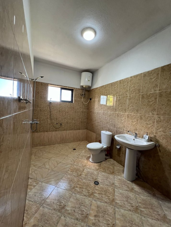 Tirane, jepet me qera apartament 3+1 Kati 2, 700 m² 700 € (Yzberisht)