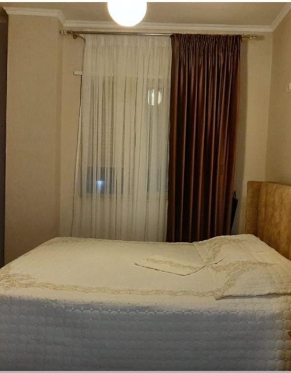 Tirane, jepet me qera apartament 3+1+Ballkon Kati 2, 105 m² 1.000 € (kopshit zoologjik)