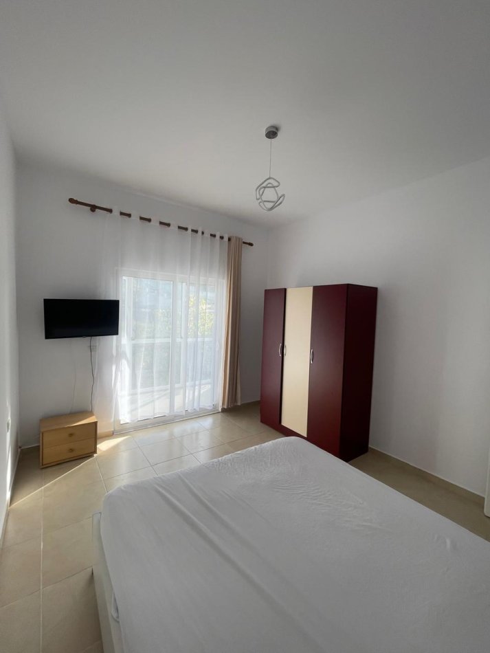 Tirane, jepet me qera apartament 1+1+Ballkon Kati 1, 60 m² 400 € (VILAT GJERMANE)