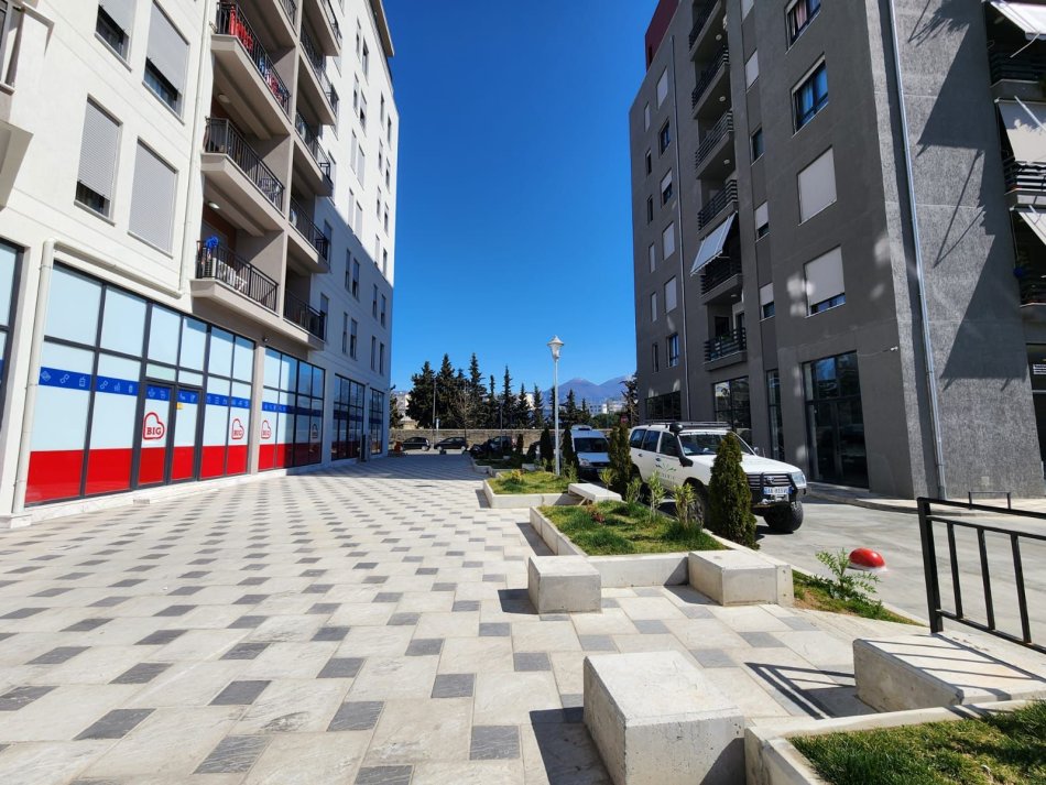 Tirane, shes dyqan Kati 0, 242 m² 580.000 € (Don Bosko (pas Vizion +))