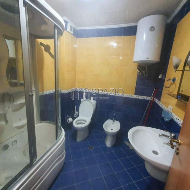 Tirane, jepet me qera apartament 2+1 Kati 3, 130 m² 600 Euro (9 kateshet)