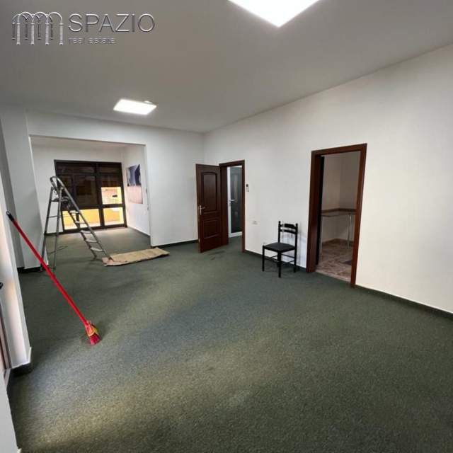 Tirane, jepet me qera shtepi 4+1 Kati 1, 200 m² 900 Euro (Pazari i Ri)