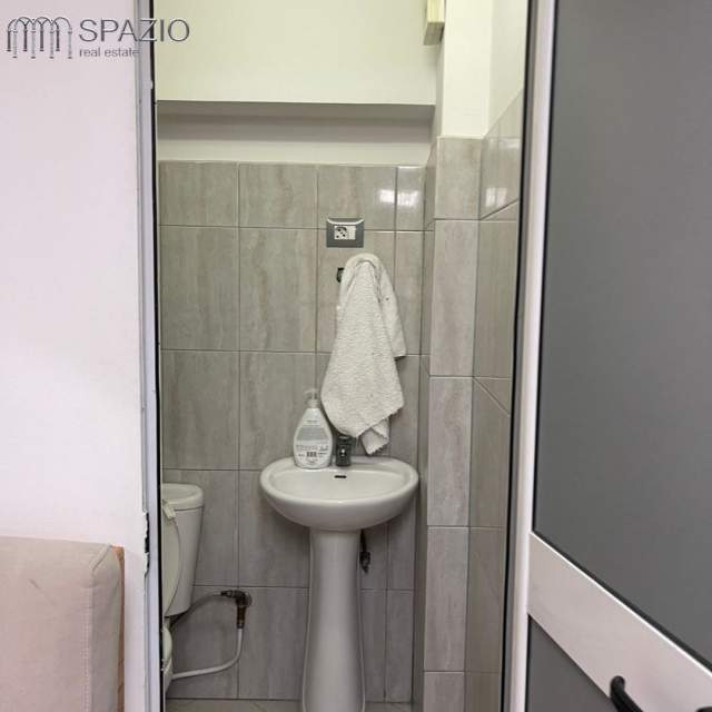 Tirane, jepet me qera ambjent biznesi Kati 1, 25 m² 250 Euro (Ish Stacioni Trenit)
