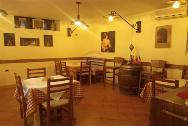 Tirane, jepet me qera lokal 122 m²  (sheshi willson)