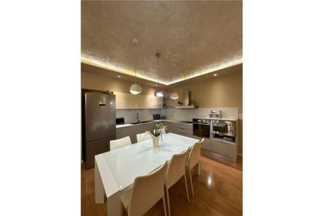 Tirane, jepet me qera apartament 2+1+BLK Kati 3, 200 m² 1.000 Euro (Komuna e Parisit)