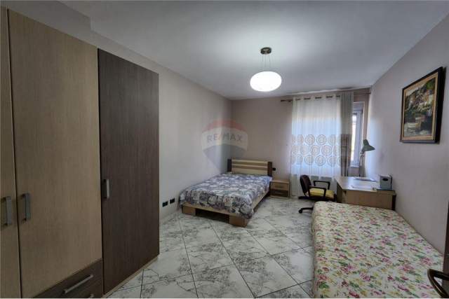 Tirane, jepet me qera apartament 2+1 136 m² 700 Euro (LIBRI UNIVERSITARE)