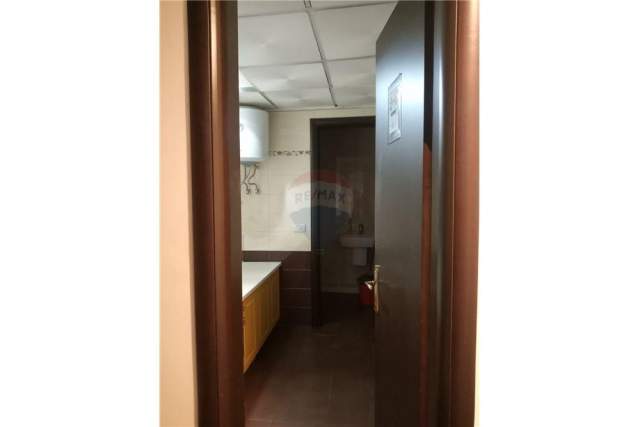 Tirane, jepet me qera zyre Kati 3, 320 m² 2.150 Euro (Selvia)
