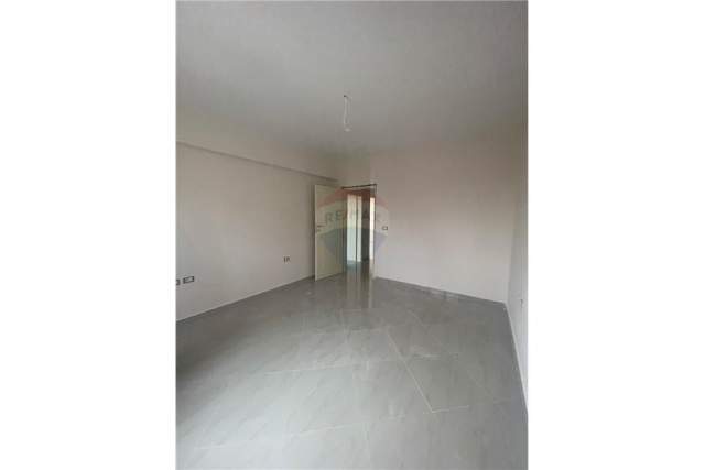 Tirane, jepet me qera ambjent biznesi Kati 2, 115 m² 800 Euro (21 Dhjetori)