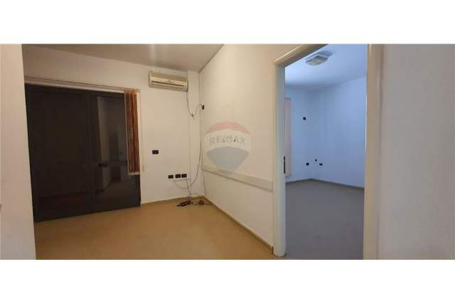 Tirane, jepet me qera Vile Kati 0, 400 m² 1.700 Euro (Prane Qsut)