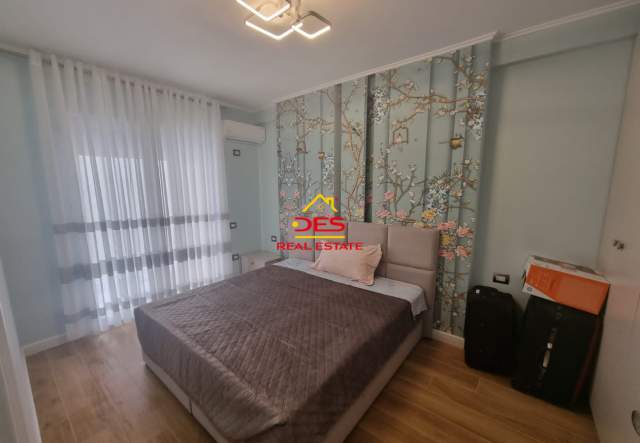 Vlore, jepet me qera apartament 2+1+BLK Kati 8, 127 m² 500 Euro (Rruga Çamëria, Vlorë)