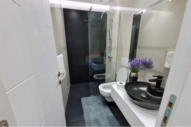 Tirane, jepet me qera apartament Kati 11, 100 m² 1.000 Euro (bllok)