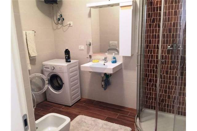 Tirane, jepet me qera apartament 1+1 70 m² 550 Euro (kompleksi deliorgji)