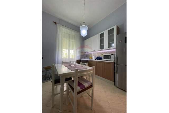 Tirane, jepet me qera apartament 2+1 Kati 2, 80 m² 500 Euro (Brryli)