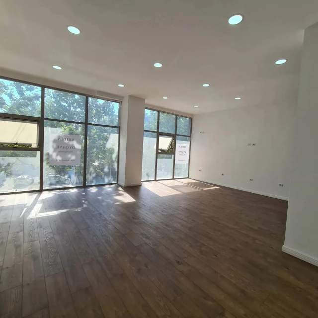 Tirane, shitet dyqan Kati 1, 80 m² 120.000 Euro (Kamez)