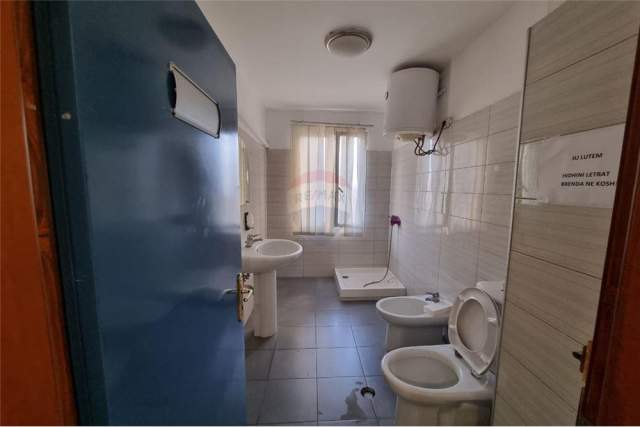 Tirane, jepet me qera ambjent biznesi 222 m² 2.350 Euro (bllok)
