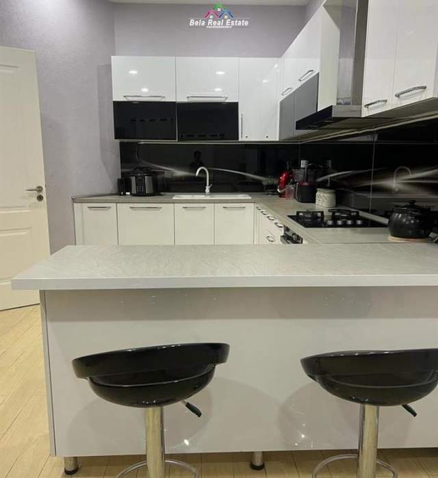 Tirane, jepet me qera Vile 3 Katshe Kati 3, 400 m² 2500 Euro (Mjull-Bathore)
