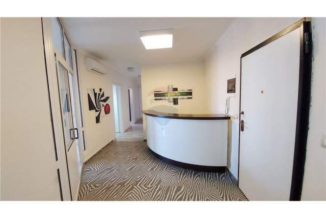 Shqiperi, jepet me qera zyre Kati 11, 100 m² 630 Euro (Rr. e Barikadave)