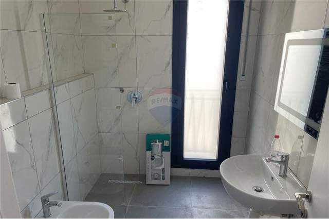 Tirane, jepet me qera apartament 2+1 Kati 4, 96 m² 550 Euro (Oxhaku)
