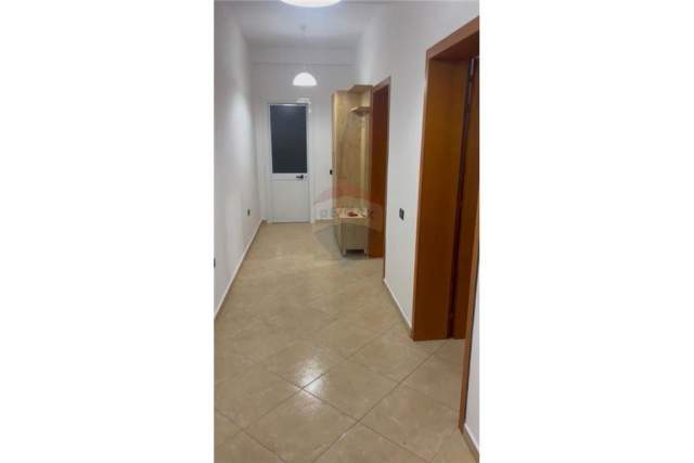 Tirane, jepet me qera 1+1+A+BLK Kati 4, 100 m² 400 Euro (Rruga 5 maji)